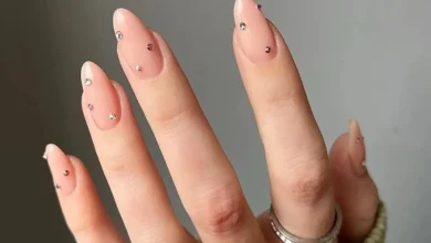 Unhas com pedrarias minimalistas em tons neutros, com design simples e elegante, ideal para quem busca sofisticação sem exageros.