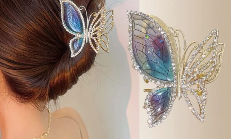 Mulher com coque e presilha de cabelo de borboleta azul e dourada, cravejada de pedras.