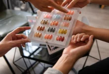 Demonstração de como aplicar unhas postiças sem danificar as naturais.