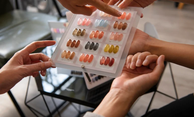 Demonstração de como aplicar unhas postiças sem danificar as naturais.