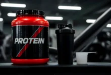 Pote de whey protein, suplemento utilizado por idosos para melhorar a saúde muscular.
