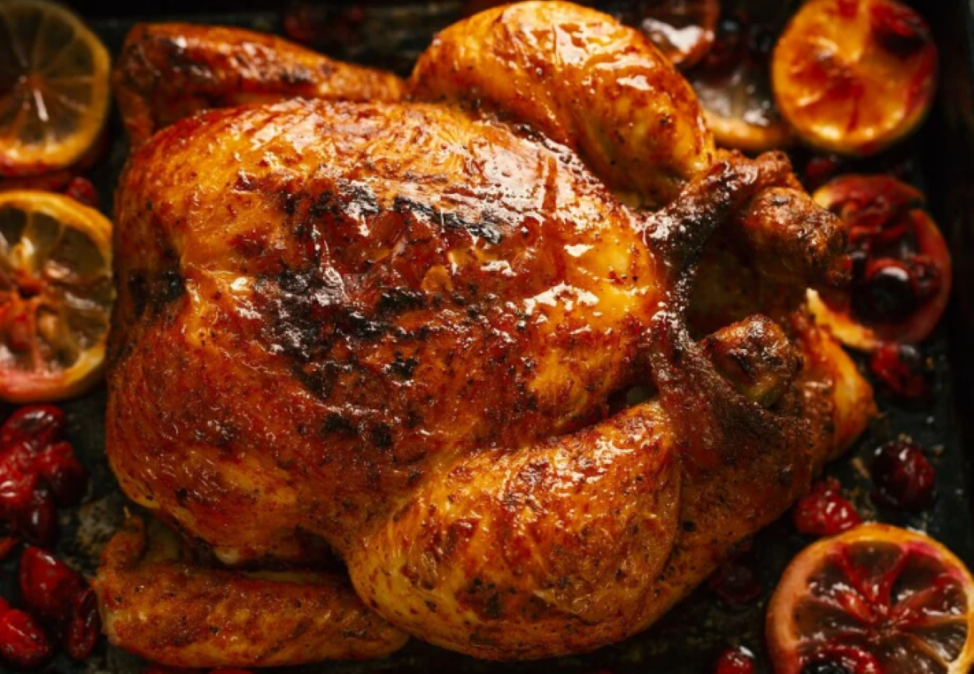 Frango assado dourado, crocante por fora e macio por dentro