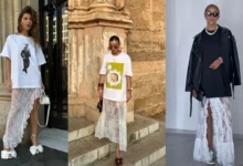 Mulheres usando t-shirts e saias de renda, um look casual e moderno com elementos de alta costura.
