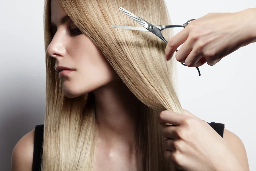 Corte de cabelo feminino com tesoura, destacando a técnica e o cuidado no visual.