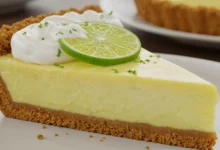 Sobremesa de torta de limão com biscoito.