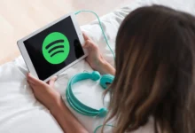 Imagem mostrando logo do Spotify em tablet, com fones de ouvido, ilustrando as novidades para usuários gratuitos.