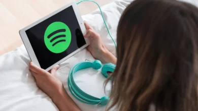 Imagem mostrando logo do Spotify em tablet, com fones de ouvido, ilustrando as novidades para usuários gratuitos.