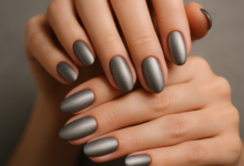Unhas decoradas com esmalte efeito aço escovado, tendência sofisticada de 2025