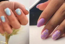 Unhas decoradas para a primavera com flores delicadas em azul e rosa, perfeitas para o visual suave e alegre de 2025.