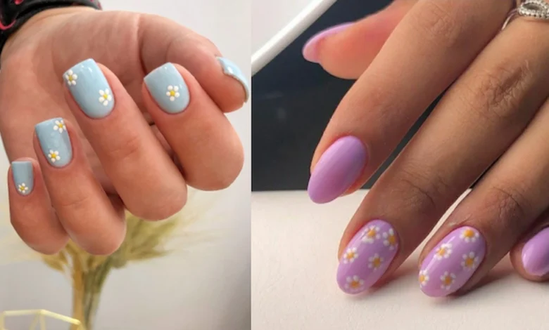 Unhas decoradas para a primavera com flores delicadas em azul e rosa, perfeitas para o visual suave e alegre de 2025.