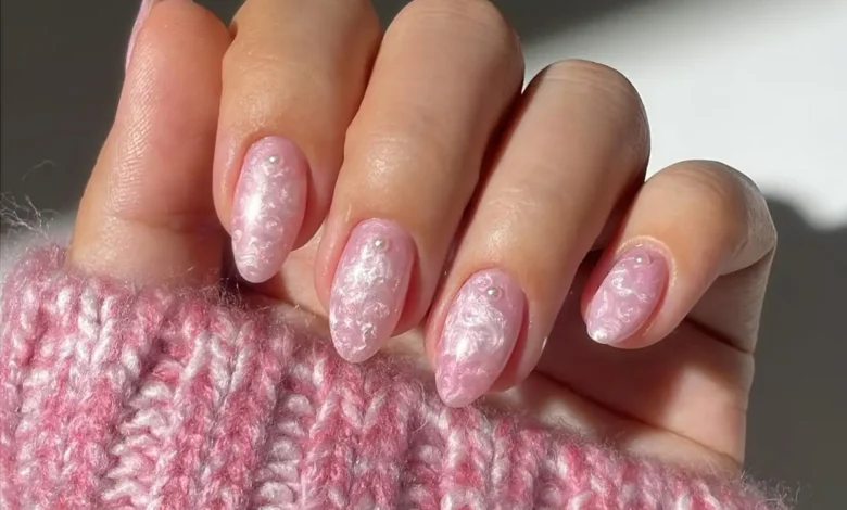 7 ideias de unhas com esmalte perolado que conquistaram o Instagram
