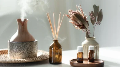 Umidificador de ar com bastões de incenso e óleos essenciais, criando um ambiente de aconchego e aromas relaxantes.