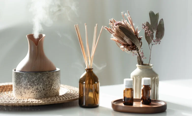 Umidificador de ar com bastões de incenso e óleos essenciais, criando um ambiente de aconchego e aromas relaxantes.