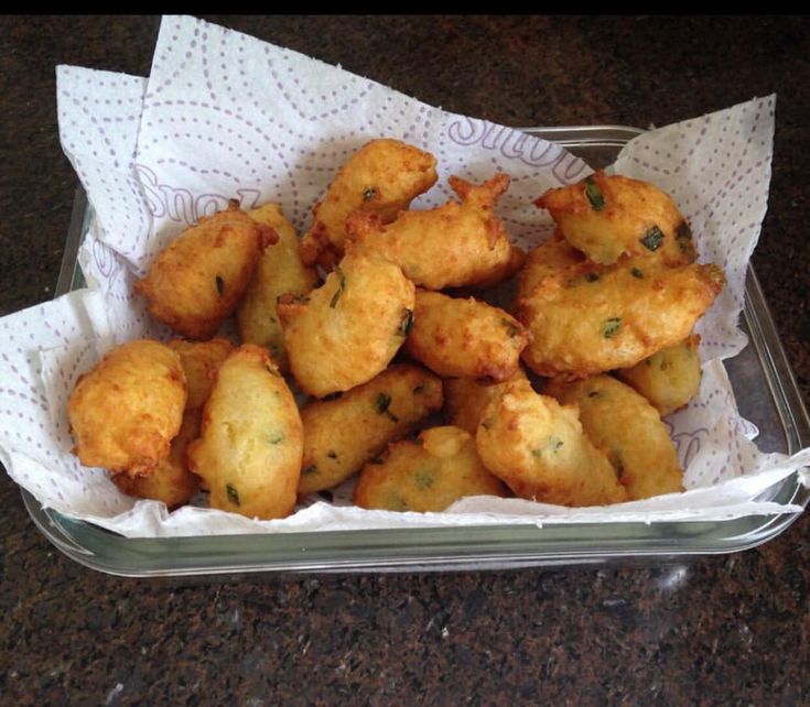 Bolinhos de arroz crocantes e dourados, prontos para servir, feitos a partir de sobras e colocados sobre papel toalha para absorver o excesso de óleo.