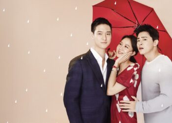 Triângulo amoroso de dorama com dois homens e uma mulher sob um guarda-chuva vermelho, representando a intensa rivalidade e romance de "Encarnação da Inveja" na Netflix.