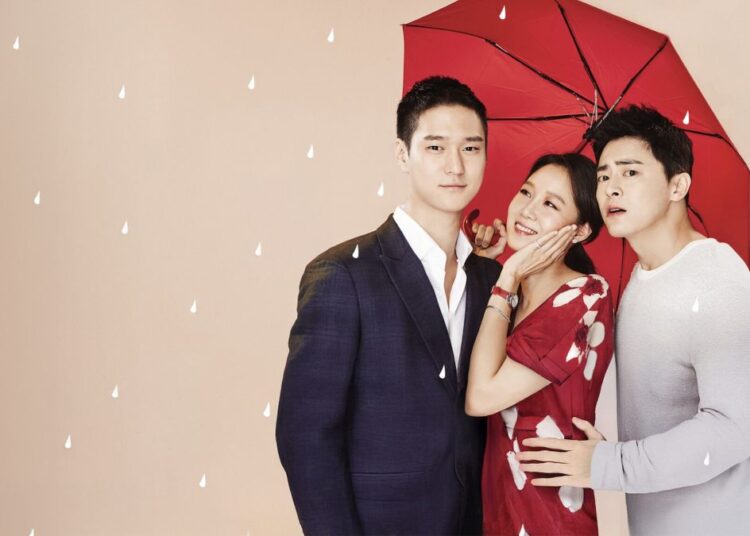 Triângulo amoroso de dorama com dois homens e uma mulher sob um guarda-chuva vermelho, representando a intensa rivalidade e romance de "Encarnação da Inveja" na Netflix.