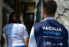 Dois agentes comunitários de saúde em ação durante campanha de vacinação no Rio de Janeiro