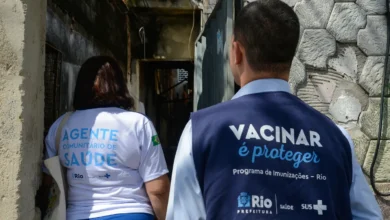 Dois agentes comunitários de saúde em ação durante campanha de vacinação no Rio de Janeiro