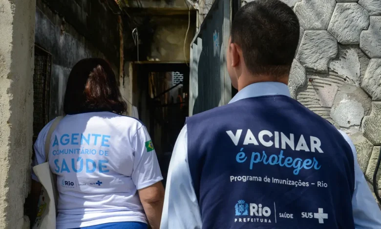 Dois agentes comunitários de saúde em ação durante campanha de vacinação no Rio de Janeiro