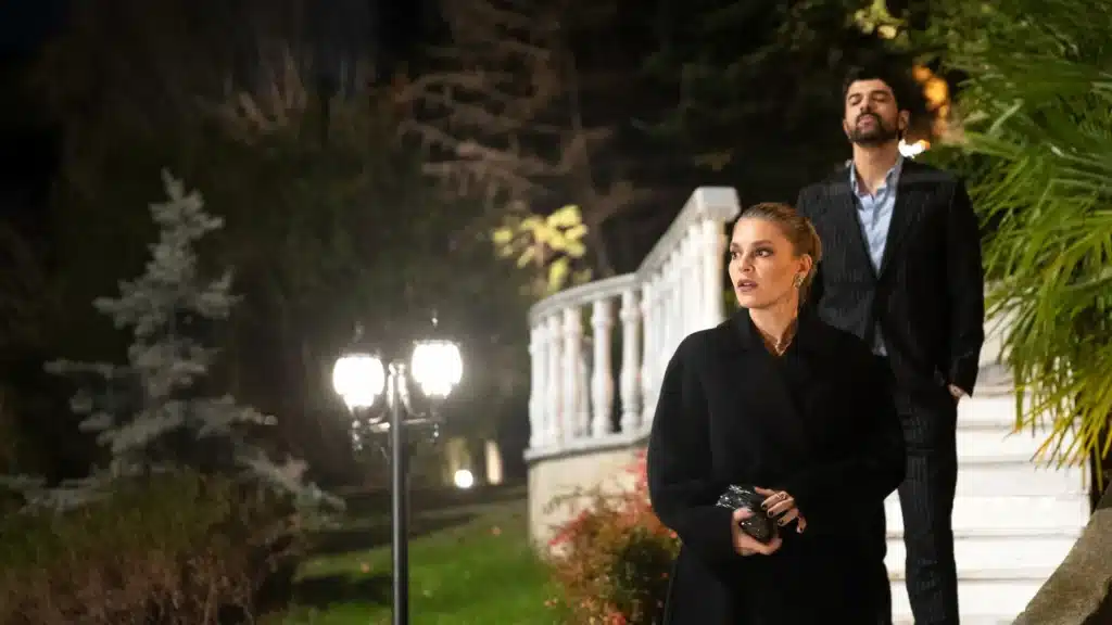 Cena dramática de romance da novela turca 'Berço de Ouro'.