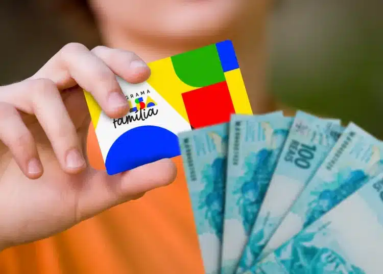 Imagem ilustrativa do Bolsa Família com cartão do programa e notas de 100 reais, destacando a parcela do benefício em novembro.