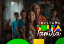 Imagem com uma fila de pessoas aguardando para receber o Bolsa Família. Crianças e adultos com expressões sérias, destacando a situação de vulnerabilidade social.