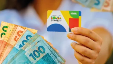Cartão do programa Bolsa Família com cédulas de dinheiro, ilustrando o novo calendário de pagamentos do programa em outubro.