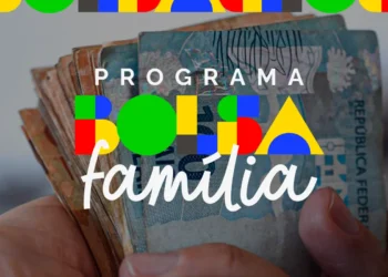Foto de cédulas de dinheiro, representando o pagamento antecipado do Bolsa Família em outubro.