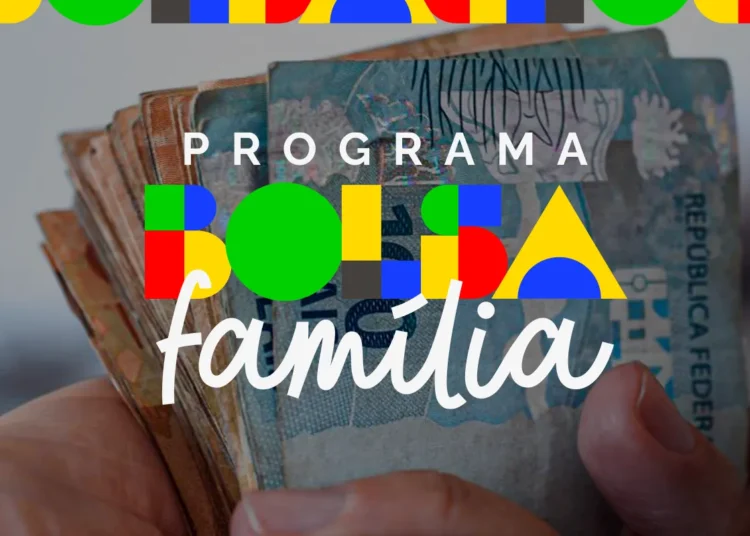 Foto de cédulas de dinheiro, representando o pagamento antecipado do Bolsa Família em outubro.