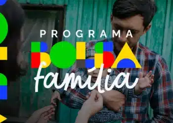 Imagem ilustrativa com alerta sobre golpe relacionado ao Bolsa Família, com pessoa segurando uma criança e elementos gráficos coloridos ao fundo.