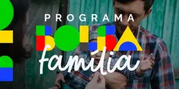 Imagem ilustrativa com alerta sobre golpe relacionado ao Bolsa Família, com pessoa segurando uma criança e elementos gráficos coloridos ao fundo.