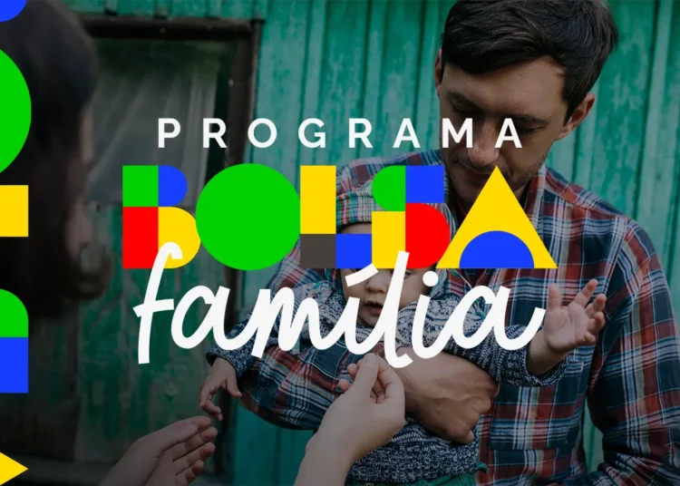 Imagem ilustrativa com alerta sobre golpe relacionado ao Bolsa Família, com pessoa segurando uma criança e elementos gráficos coloridos ao fundo.