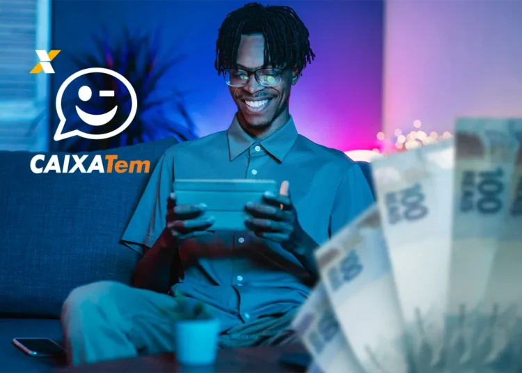 Homem sorrindo enquanto utiliza o aplicativo CAIXA TEM no tablet, com dinheiro de 100 reais ao fundo, simbolizando a verificação de saldo.