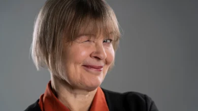 Mulher sorrindo e piscando, com cabelo curto e franja, representando a tendência do corte de cabelo para mulheres 50+.