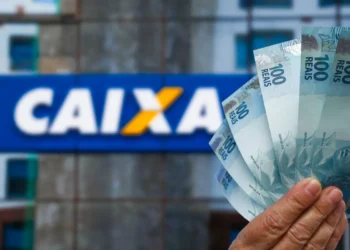 Pessoa segurando cédulas de R$100 em frente a uma agência da Caixa Econômica Federal, com destaque para a promoção de R$683 para os beneficiários do NIS final 1, 2, 3, 4, 5 e 6.