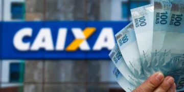 Pessoa segurando cédulas de R$100 em frente a uma agência da Caixa Econômica Federal, com destaque para a promoção de R$683 para os beneficiários do NIS final 1, 2, 3, 4, 5 e 6.
