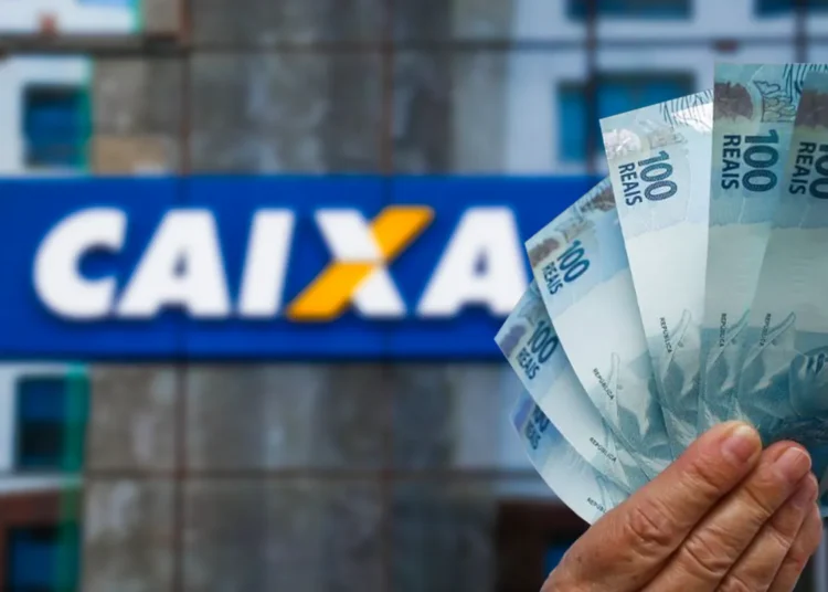 Pessoa segurando cédulas de R$100 em frente a uma agência da Caixa Econômica Federal, com destaque para a promoção de R$683 para os beneficiários do NIS final 1, 2, 3, 4, 5 e 6.