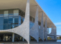 Fachada do Palácio do Planalto em Brasília, sede do governo federal, sob um céu azul, representando as decisões governamentais sobre o Bolsa Família.