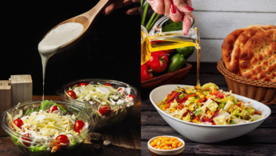 Imagem dividida com uma pessoa regando salada com molho cremoso e outra com azeite, mostrando a preparação de uma salada colorida e fresca.