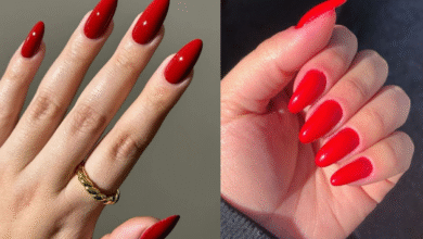 Montagem de duas fotos de mãos com unhas longas, esmaltadas em cores de vermelho intenso. Uma mão tem a cor bordô/vinho e a outra um vermelho vivo, demonstrando a versatilidade do esmalte na moda.