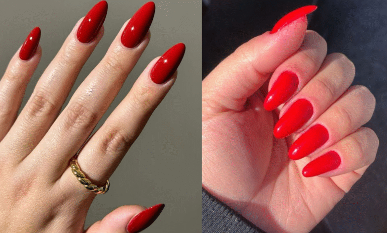 Montagem de duas fotos de mãos com unhas longas, esmaltadas em cores de vermelho intenso. Uma mão tem a cor bordô/vinho e a outra um vermelho vivo, demonstrando a versatilidade do esmalte na moda.