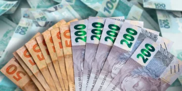 Notas de dinheiro brasileiras, incluindo valores de R$ 50, R$ 100 e R$ 200, representando a liberação de R$ 2.6 bilhões para aposentados do INSS.