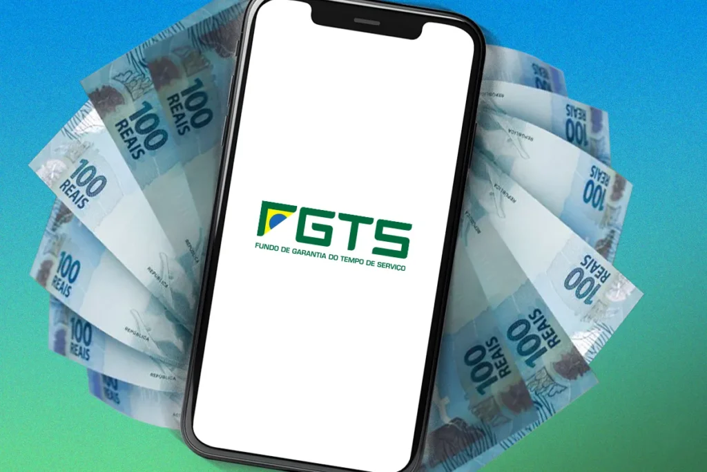Imagem do aplicativo FGTS exibido em um celular com cédulas de R$ 100 ao fundo.