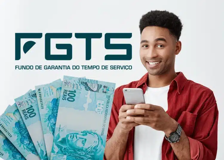 Homem sorridente segurando celular ao lado do logo FGTS e várias notas de 100 reais