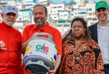 Quatro pessoas em evento político com botijão de gás do povo e roupas coloridas