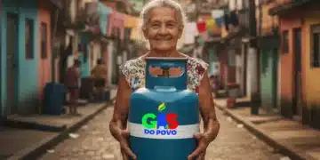 Idosa em comunidade sorrindo, segurando um botijão de gás com a inscrição 'Gás do Povo', simbolizando o novo benefício governamental.
