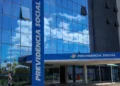 Fachada do prédio do INSS, com o nome 'Previdência Social' visível.