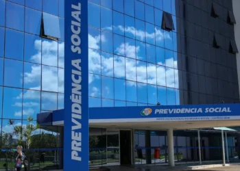 Fachada do prédio do INSS, com o nome 'Previdência Social' visível.
