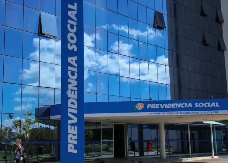 Fachada do prédio do INSS, com o nome 'Previdência Social' visível.