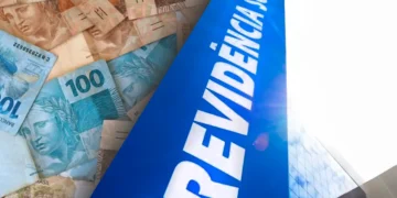 Notas de reais ao fundo e fachada do prédio da Previdência Social representando devolução de valores do INSS.